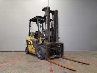 Used Forklift Truck CATERPILLAR GP25NTD GAS VIERRADFRONTSTAPLER (13076466) backdrop
