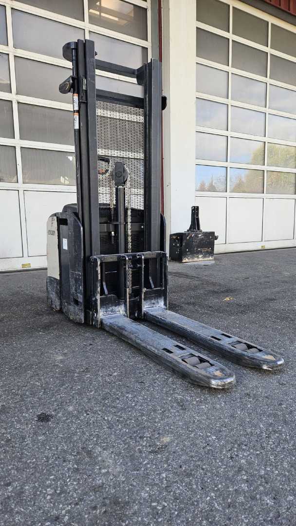 Used Forklift Truck CROWN Eti4040 1,6TF ELEKTRO HOCHHUBWAGENDEICHSEL (13075904)