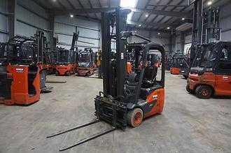 Used Forklift Truck LINDE E 12-02 - Nur 3.150 Stunden ELEKTRO DREIRADFRONTSTAPLER (13076365) backdrop