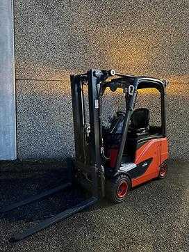 Used Forklift Truck LINDE E20 386-02 ELEKTRO VIERRADFRONTSTAPLER (13000355) backdrop