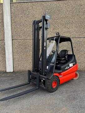 Used Forklift Truck LINDE E25 336-02 ELEKTRO VIERRADFRONTSTAPLER (13000354) backdrop