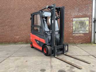 Used Forklift Truck LINDE E25HL-01/600 ELEKTRO VIERRADFRONTSTAPLER (12993695) backdrop