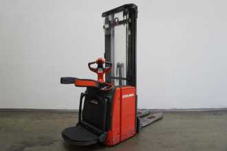 Used Forklift Truck LINDE L 16 AP i 1173 ELEKTRO HOCHHUBWAGENFAHRERSTAND (13076116) backdrop