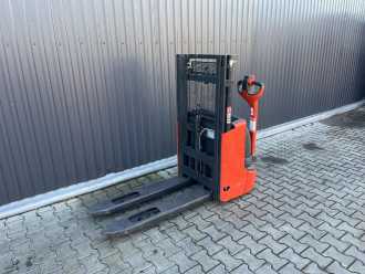 Used Forklift Truck LINDE L12 ELEKTRO HOCHHUBWAGENDEICHSEL (13075964) backdrop