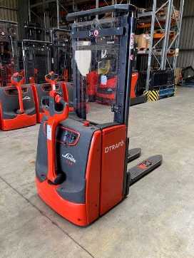 Used Forklift Truck LINDE L14 ELEKTRO HOCHHUBWAGENDEICHSEL (13067055) backdrop