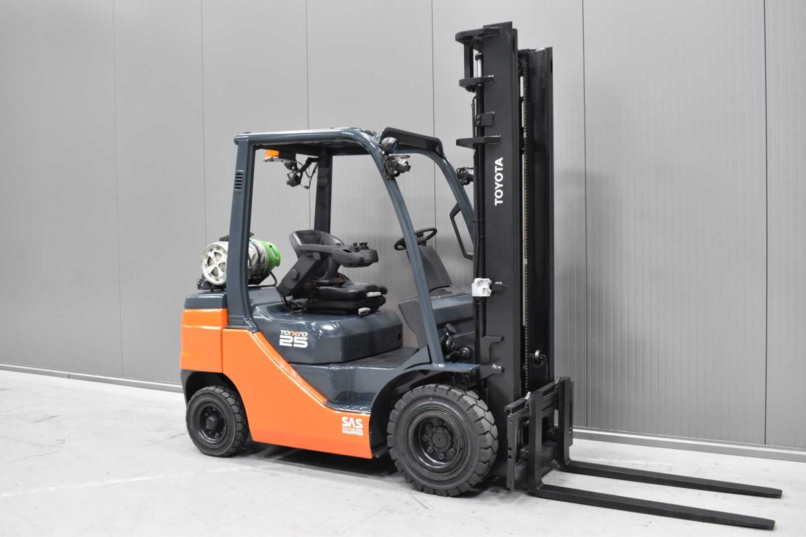 Used Forklift Truck TOYOTA 02-8FGF25 /58291/ GAS VIERRADFRONTSTAPLER (13066175)