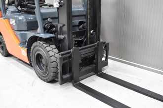 Used Forklift Truck TOYOTA 02-8FGF25 /58291/ GAS VIERRADFRONTSTAPLER (13066175)