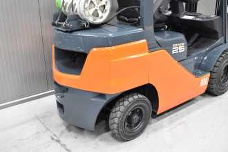 Used Forklift Truck TOYOTA 02-8FGF25 /58291/ GAS VIERRADFRONTSTAPLER (13066175)