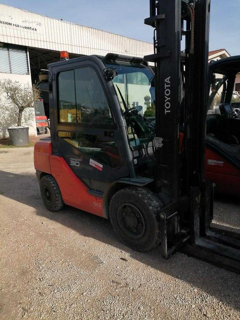 Used Forklift Truck TOYOTA 06-8FD30F DIESEL VIERRADFRONTSTAPLER (12983094)