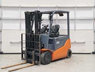 Used Forklift Truck TOYOTA 8FBMKT25 ELEKTRO VIERRADFRONTSTAPLER (13058626) backdrop