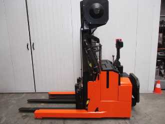 Carretilla elevadora segunda mano BT RWE120 ELEKTRO HOCHHUBWAGENFAHRERSTAND (13059440) backdrop