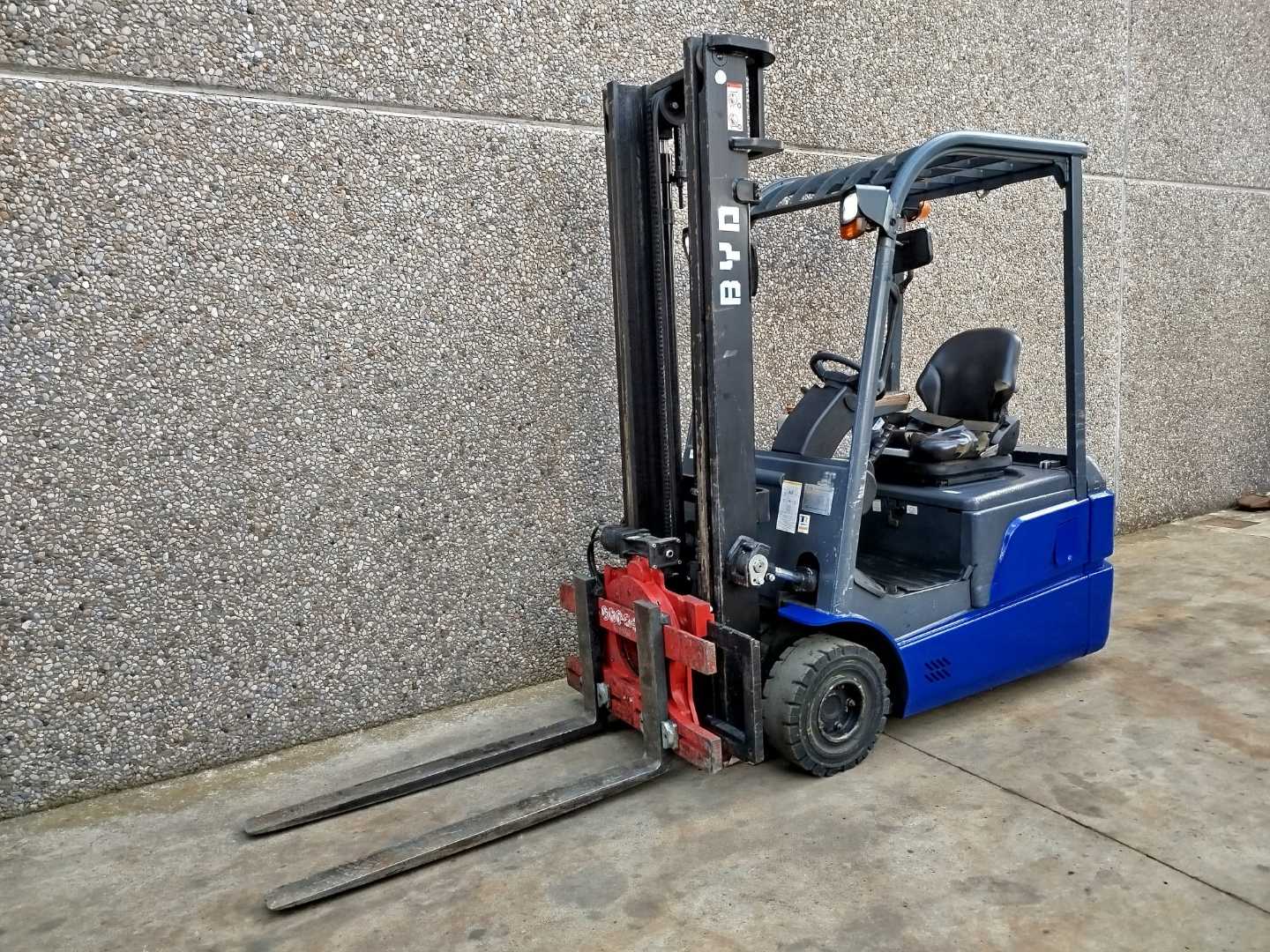 Carretilla elevadora segunda mano BYD ECB16C ELEKTRO DREIRADFRONTSTAPLER (13027392)