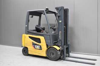 Carretilla elevadora segunda mano CATERPILLAR 2EPC5000 /56493/ ELEKTRO VIERRADFRONTSTAPLER (13041119) backdrop