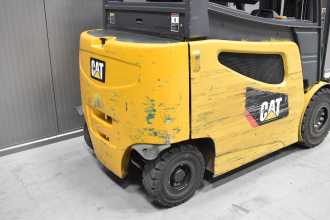 Carretilla elevadora segunda mano CATERPILLAR 2EPC5000 /56493/ ELEKTRO VIERRADFRONTSTAPLER (13041119)