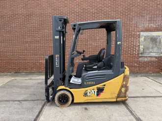 Carretilla elevadora segunda mano CATERPILLAR 2ET4000 ELEKTRO DREIRADFRONTSTAPLER (13072020)