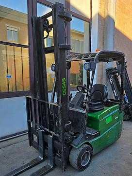 Carretilla elevadora segunda mano CESAB B318 ELEKTRO DREIRADFRONTSTAPLER (13023433)