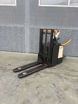 Carretilla elevadora segunda mano CROWN DT 3040 Baujahr 2015/ Stunden 5778 Akku 2022 ELEKTRO HOCHHUBWAGENDEICHSEL (13071051)