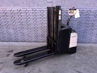 Carretilla elevadora segunda mano CROWN DT 3040 Baujahr 2016/ HH 2,1M / Stunden 3861/ Akku 2016 ELEKTRO HOCHHUBWAGENDEICHSEL (13001070)