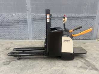 Carretilla elevadora segunda mano CROWN DT 3040 Baujahr 2019/ Stunden 6005 Akku 2022 ELEKTRO HOCHHUBWAGENDEICHSEL (13072024)