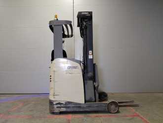 Carretilla elevadora segunda mano CROWN ESR 5260 ELEKTRO SCHUBMASTSTAPLER (13048325)