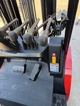 Carretilla elevadora segunda mano EP EFL353 Lithium Ionen ELEKTRO VIERRADFRONTSTAPLER (13034783)