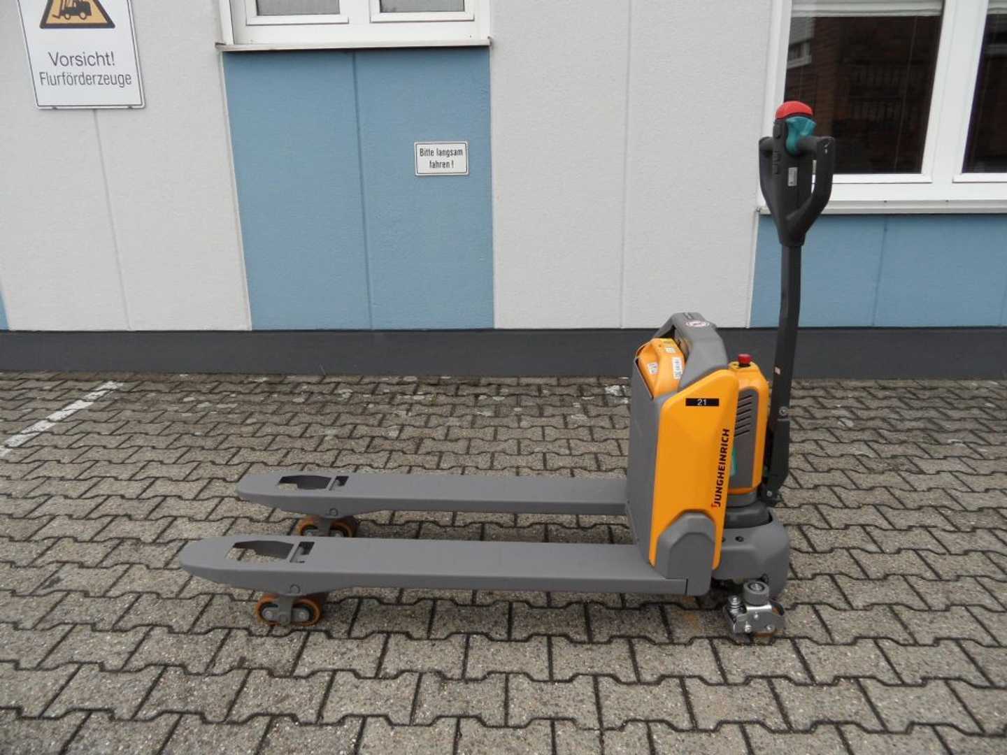 Carretilla elevadora segunda mano JUNGHEINRICH AME 15 - BJ 2025 - 35 Stunden - neuwertig ELEKTRO NIEDERHUBWAGENDEICHSEL (13075072)