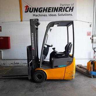 Carretilla elevadora segunda mano JUNGHEINRICH EFG 110 ELEKTRO DREIRADFRONTSTAPLER (13047215) backdrop