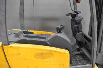 Carretilla elevadora segunda mano JUNGHEINRICH EFG 320 N /49970/ ELEKTRO VIERRADFRONTSTAPLER (12992510)