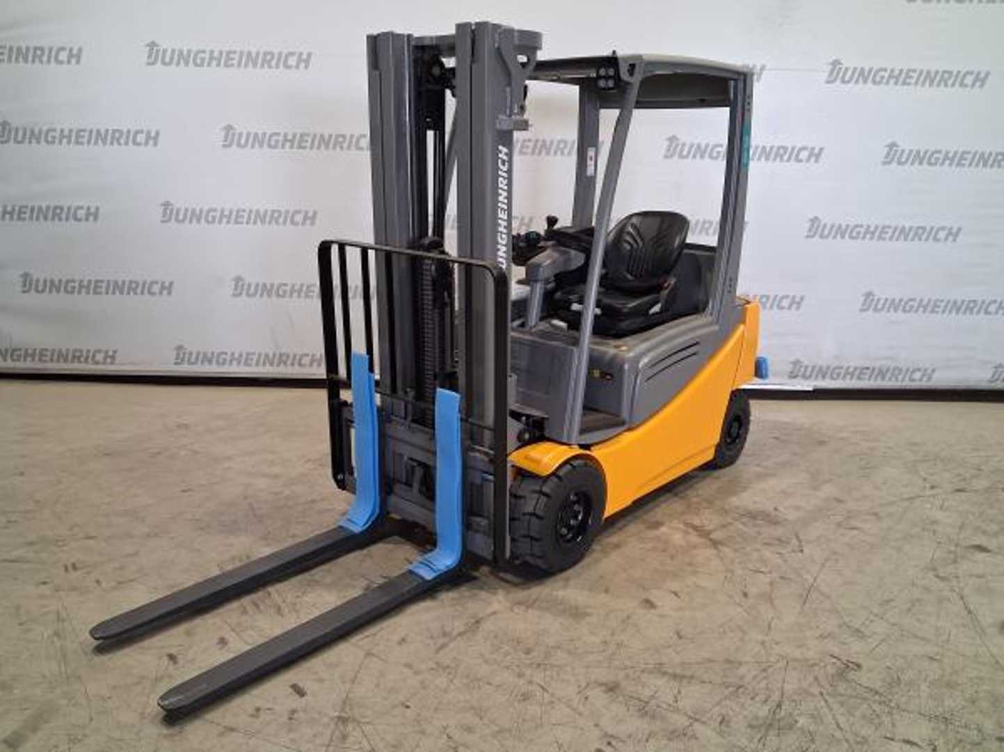 Carretilla elevadora segunda mano JUNGHEINRICH EFG 320 SP GE 115-440 DZ ELEKTRO VIERRADFRONTSTAPLER (13073741)
