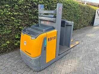 Carretilla elevadora segunda mano JUNGHEINRICH EKS 110 Z 100 E ELEKTRO HOCHHUBWAGENFAHRERSTAND (13015676) backdrop