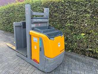 Carretilla elevadora segunda mano JUNGHEINRICH EKS 110 Z 100 E ELEKTRO HOCHHUBWAGENFAHRERSTAND (13015676)
