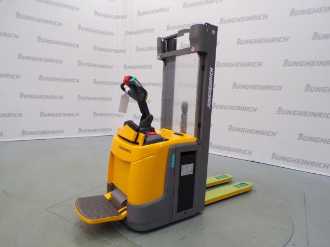 Carretilla elevadora segunda mano JUNGHEINRICH ERC 214z KP 115-320 ZZ ELEKTRO HOCHHUBWAGENFAHRERSTAND (13012000) backdrop