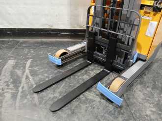 Carretilla elevadora segunda mano JUNGHEINRICH ETV 216 LI MP L GE 115 710 DZ ELEKTRO SCHUBMASTSTAPLER (13069128)