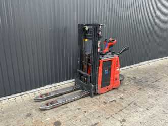 Carretilla elevadora segunda mano LINDE D12AP ELEKTRO HOCHHUBWAGENFAHRERSTAND (13066798) backdrop