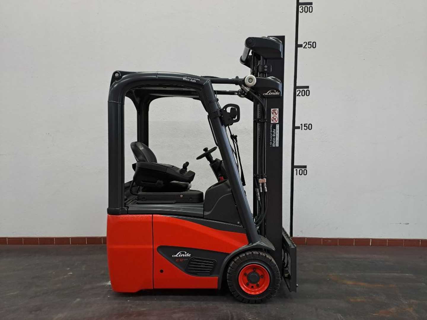 Carretilla elevadora segunda mano LINDE E 12 EVO ELEKTRO DREIRADFRONTSTAPLER (13063708)
