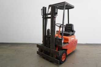 Carretilla elevadora segunda mano LINDE E 15 323 ELEKTRO DREIRADFRONTSTAPLER (13059497) backdrop