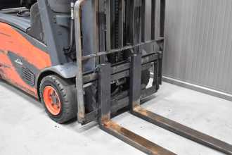 Carretilla elevadora segunda mano LINDE E 16 - 02 /58649/ ELEKTRO DREIRADFRONTSTAPLER (13074552)