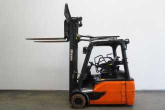 Carretilla elevadora segunda mano LINDE E 20 L EVO 386-02 ELEKTRO DREIRADFRONTSTAPLER (13059506)