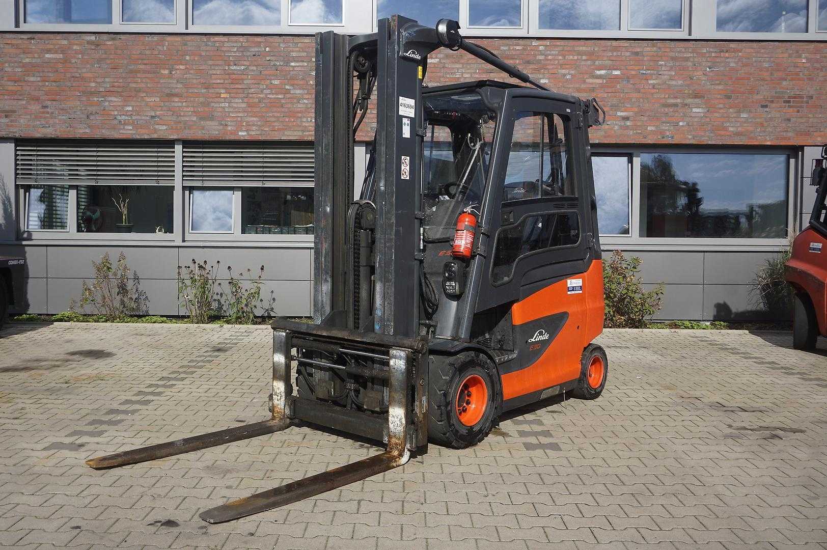 Carretilla elevadora segunda mano LINDE E 30H-01/600 - Nur 1.051 Stunden ELEKTRO VIERRADFRONTSTAPLER (13067775)