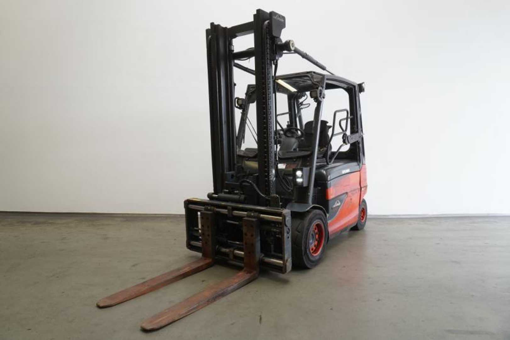 Carretilla elevadora segunda mano LINDE E 50/600 HL 388 ELEKTRO VIERRADFRONTSTAPLER (12840298)