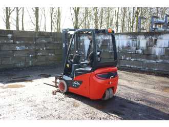 Carretilla elevadora segunda mano LINDE E16C ELEKTRO VIERRADFRONTSTAPLER (13041169)