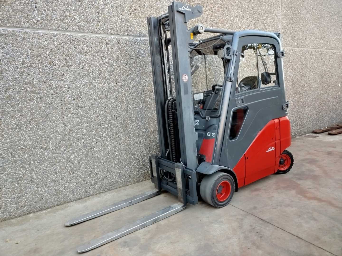 Carretilla elevadora segunda mano LINDE E18PH-01 ELEKTRO VIERRADFRONTSTAPLER (13060066)