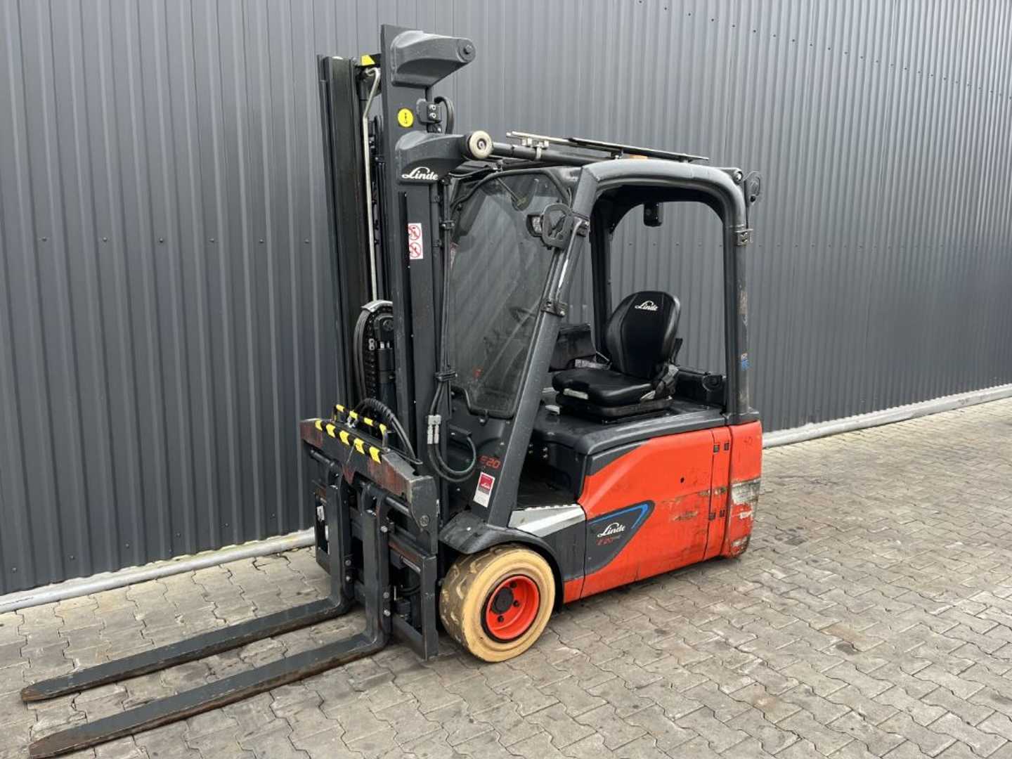 Carretilla elevadora segunda mano LINDE E20L-02 ELEKTRO DREIRADFRONTSTAPLER (13074877)