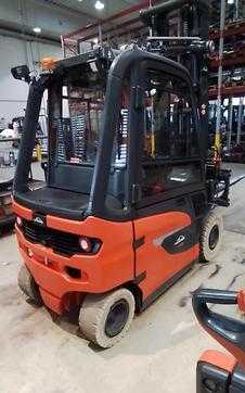 Carretilla elevadora segunda mano LINDE E25 ELEKTRO VIERRADFRONTSTAPLER (13051255)