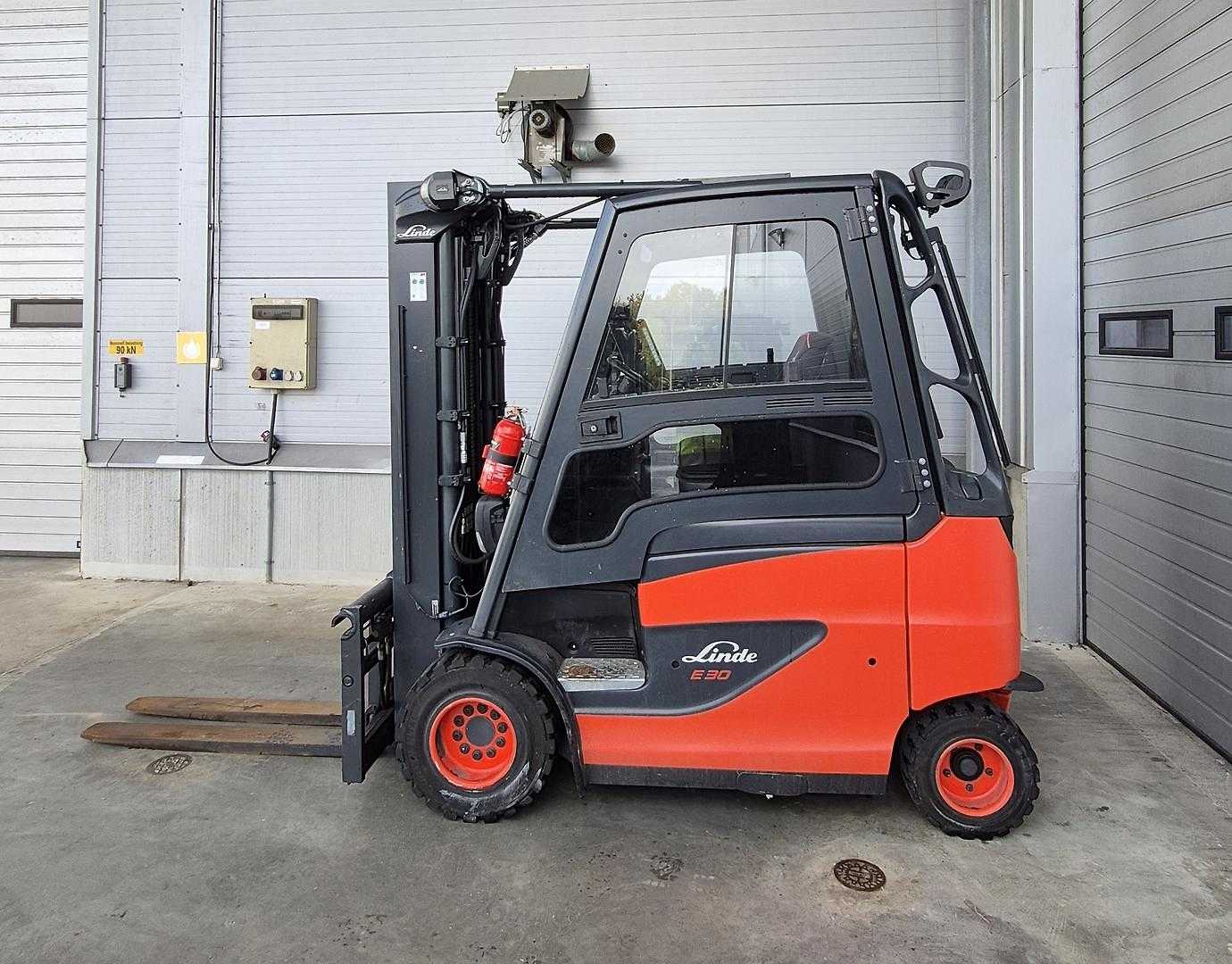 Carretilla elevadora segunda mano LINDE E30H/600 - 387 ELEKTRO VIERRADFRONTSTAPLER (13075000)