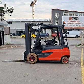 Carretilla elevadora segunda mano LINDE E30L-387 ELEKTRO VIERRADFRONTSTAPLER (13006530) backdrop
