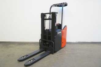 Carretilla elevadora segunda mano LINDE L 14 L SP 133 ELEKTRO HOCHHUBWAGENFAHRERSTAND (13005382)