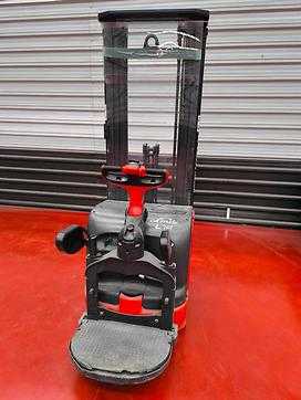 Carretilla elevadora segunda mano LINDE L14 AP ELEKTRO HOCHHUBWAGENFAHRERSTAND (13031462)