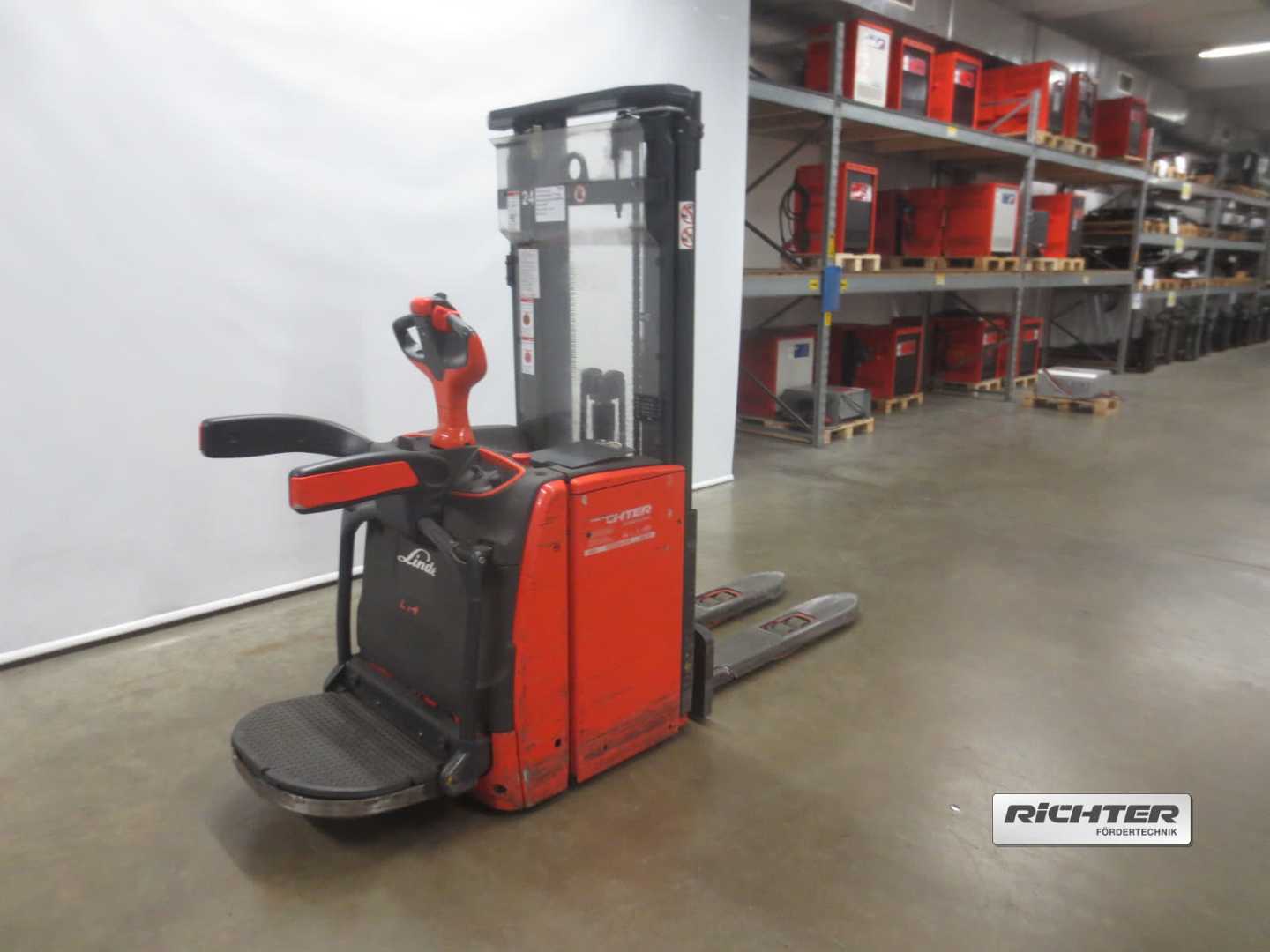 Carretilla elevadora segunda mano LINDE L14AP HANDSEMI HOCHHUBWAGENFAHRERSTAND (13074737)