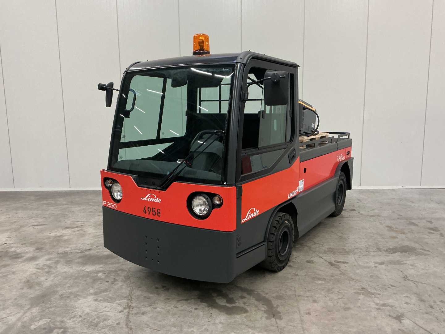 Carretilla elevadora segunda mano LINDE P250 ELEKTRO SCHLEPPER (13029576)